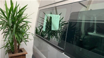 Op foto 2 is de buitenkant van het voertuig zichtbaar. Op de rechterachterkant is één raam aangebracht over de twee afzonderlijke raamsponningen heen.